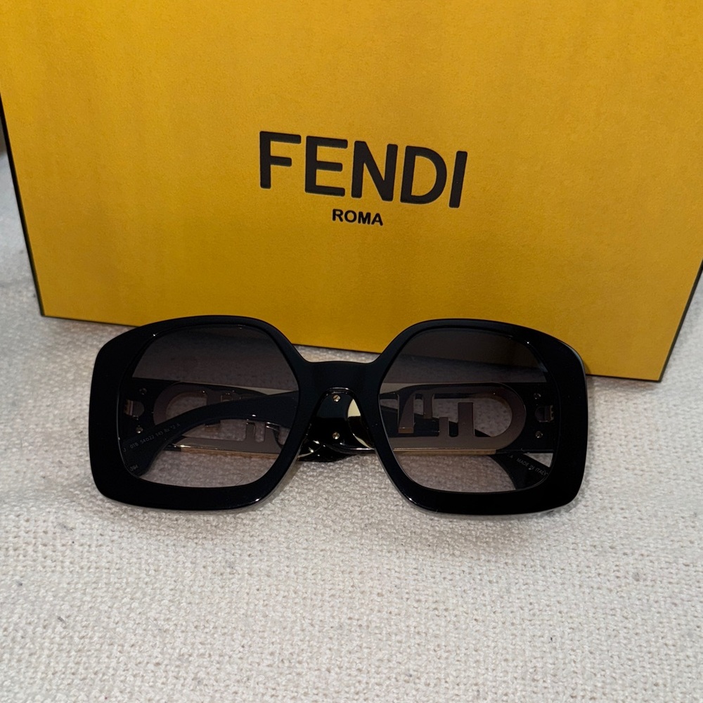 Fendi Elegant Black Oversized Sunglasses